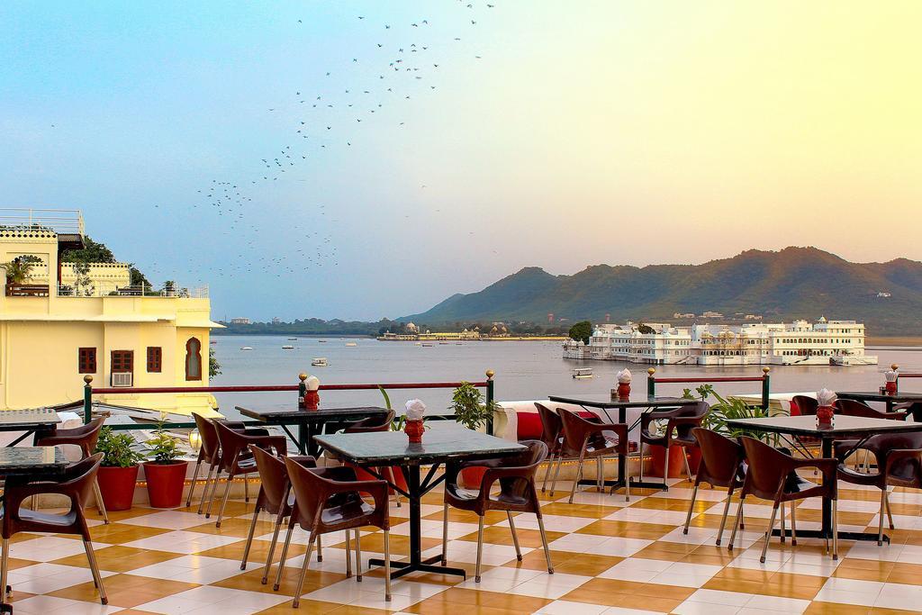 Hotel Devraj Niwas On Lake Pichola Udaipur Exterior foto