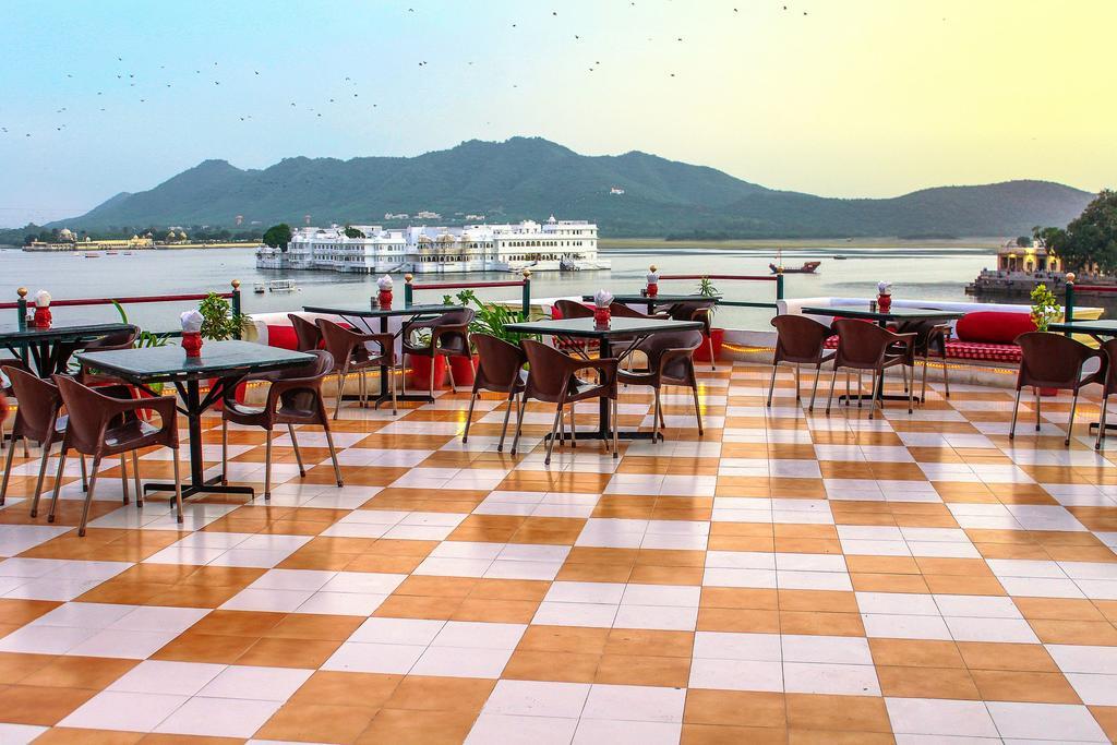 Hotel Devraj Niwas On Lake Pichola Udaipur Exterior foto
