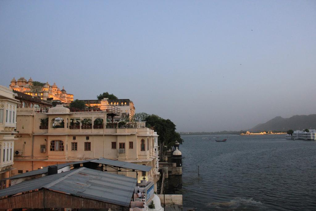 Hotel Devraj Niwas On Lake Pichola Udaipur Exterior foto